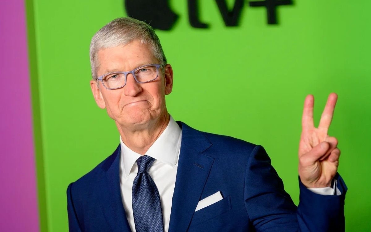 Tim Cook deixa comando da Apple após 15 anos; John Ternus assume como CEO