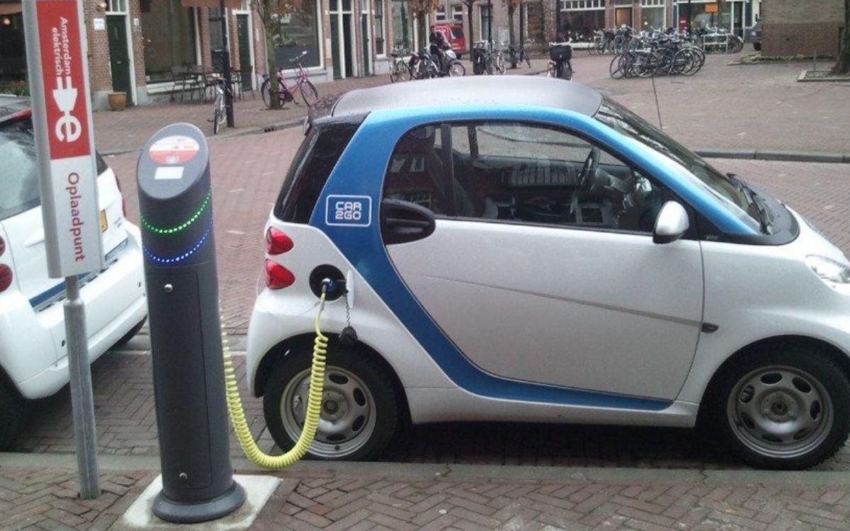 Carros elétricos vão precisar de extintor em 2027? Entenda o que realmente dizem as regras