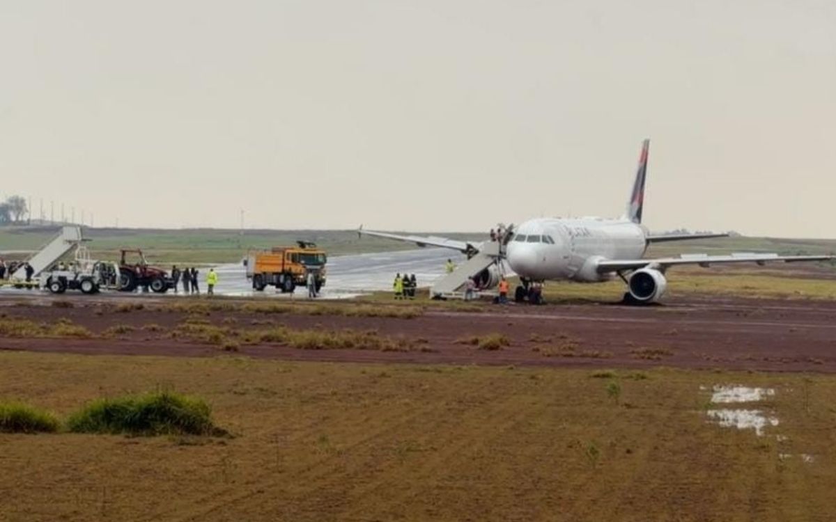 Avião da Latam com 151 pessoas sai da pista e para em área de lama no Aeroporto de Cascavel