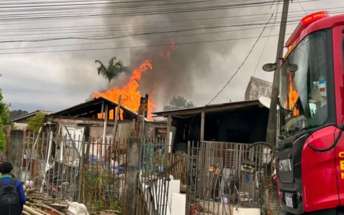 Casa de madeira é destruída por incêndio no Jardim Atlanta; moradora consegue sair ilesa