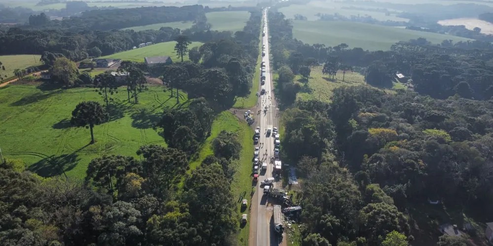 Congestionamento chega a 3 km após grave acidente na BR-373