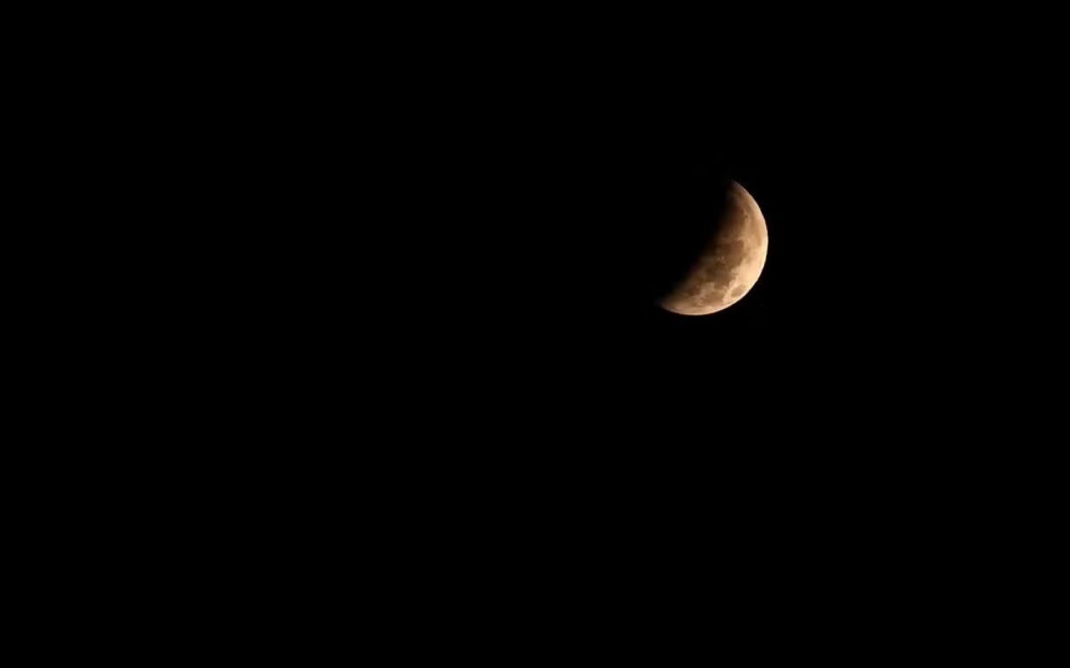 Eclipse lunar parcial encanta observadores em todo o Brasil na madrugada desta sexta-feira (28)