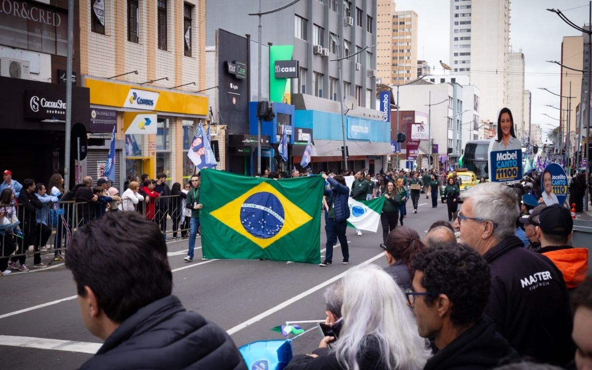 Desfile cívico reúne mais de 15 mil pessoas na Avenida Vicente Machado durante aniversário de Ponta Grossa