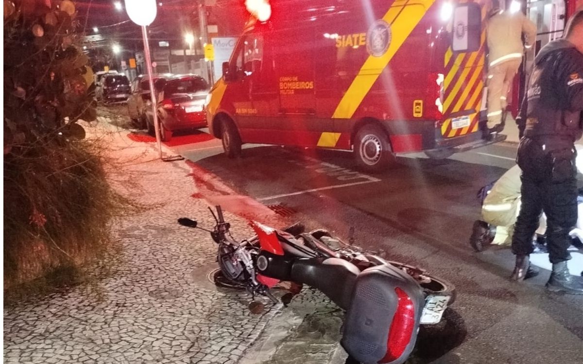 Um motociclista, de 30 anos, ficou ferido após se envolver em uma colisão com um Jeep na noite desta segunda-feira (21), no Centro de Ponta Grossa.