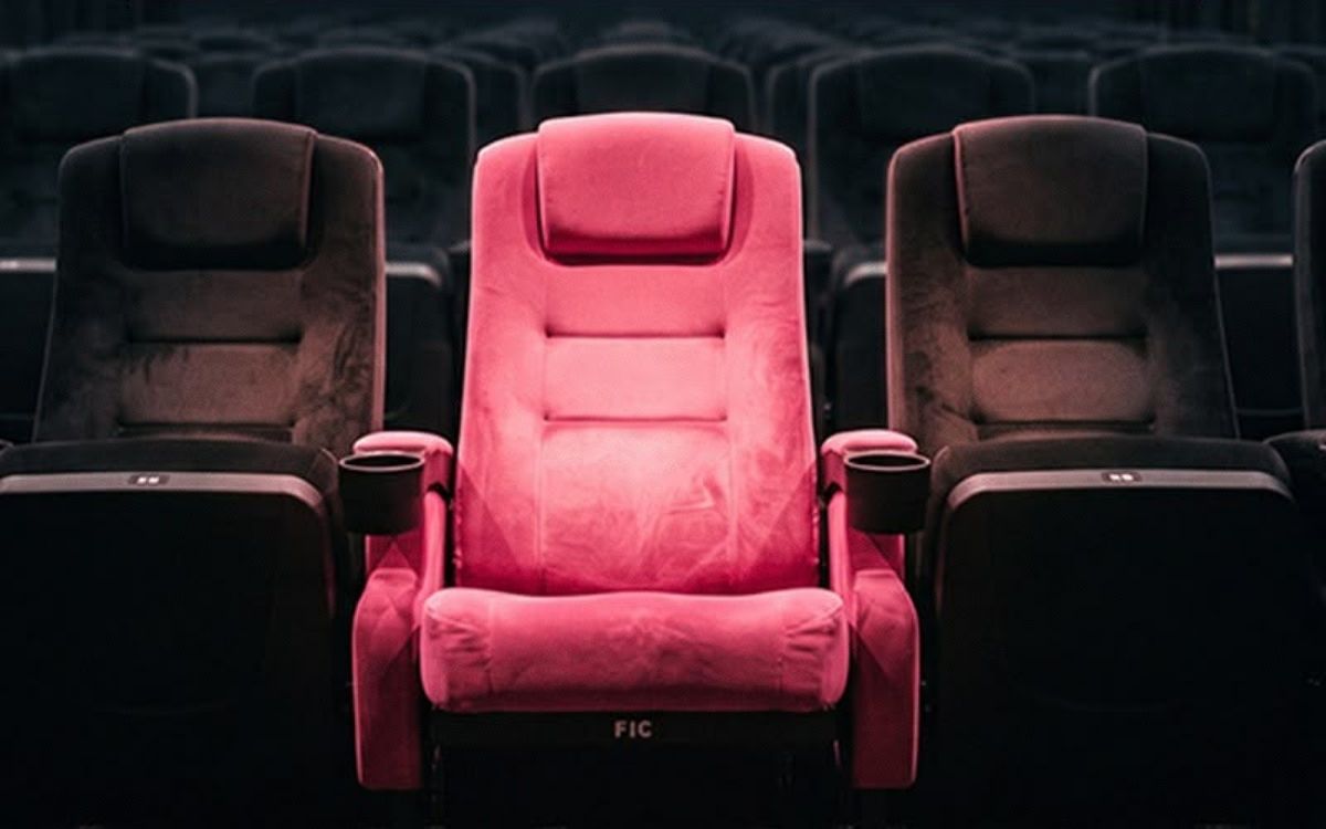 Poltrona Rosa no Cine Araújo arrecadará recursos para a Rede Feminina durante o Outubro Rosa