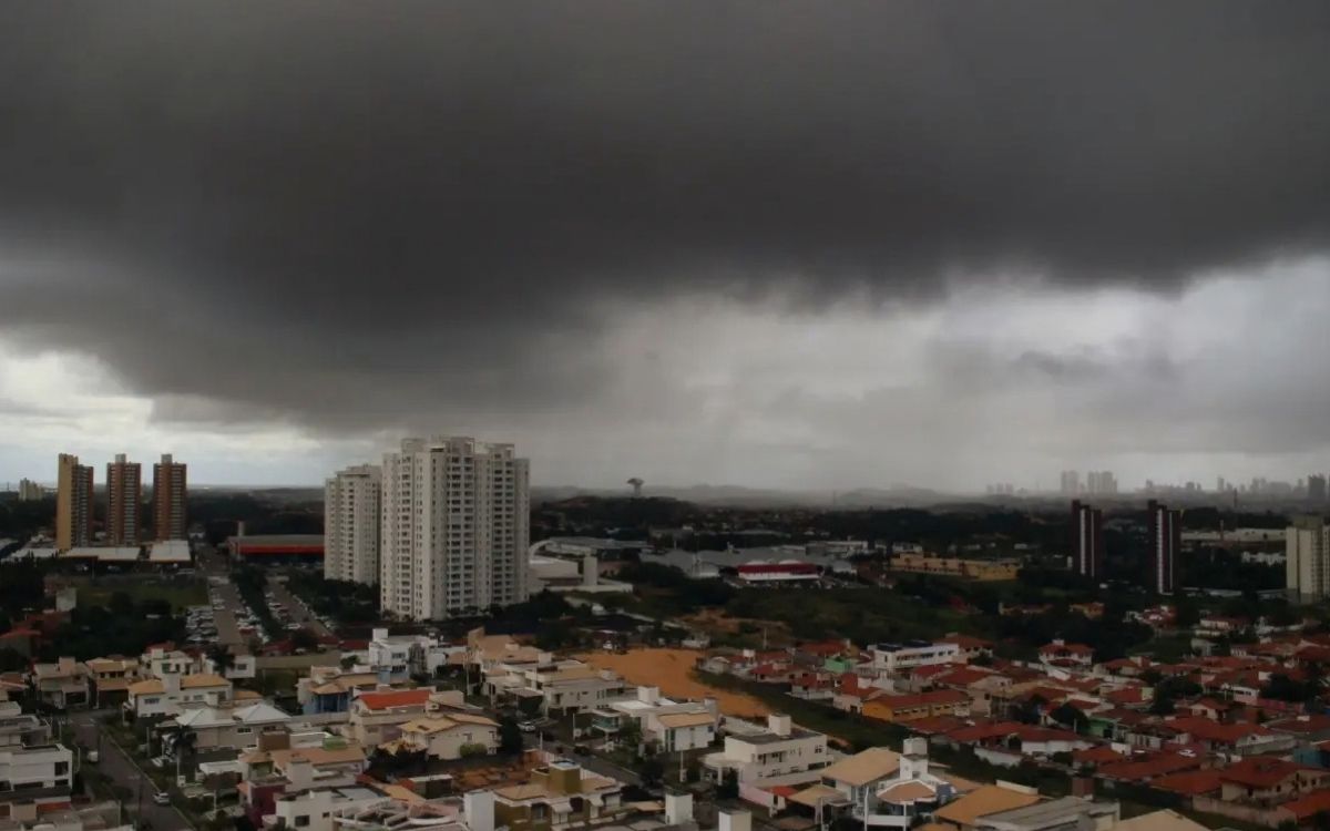 Previsão do tempo aponta chuva e trovoadas ao longo de toda a segunda-feira (21) em Ponta Grossa