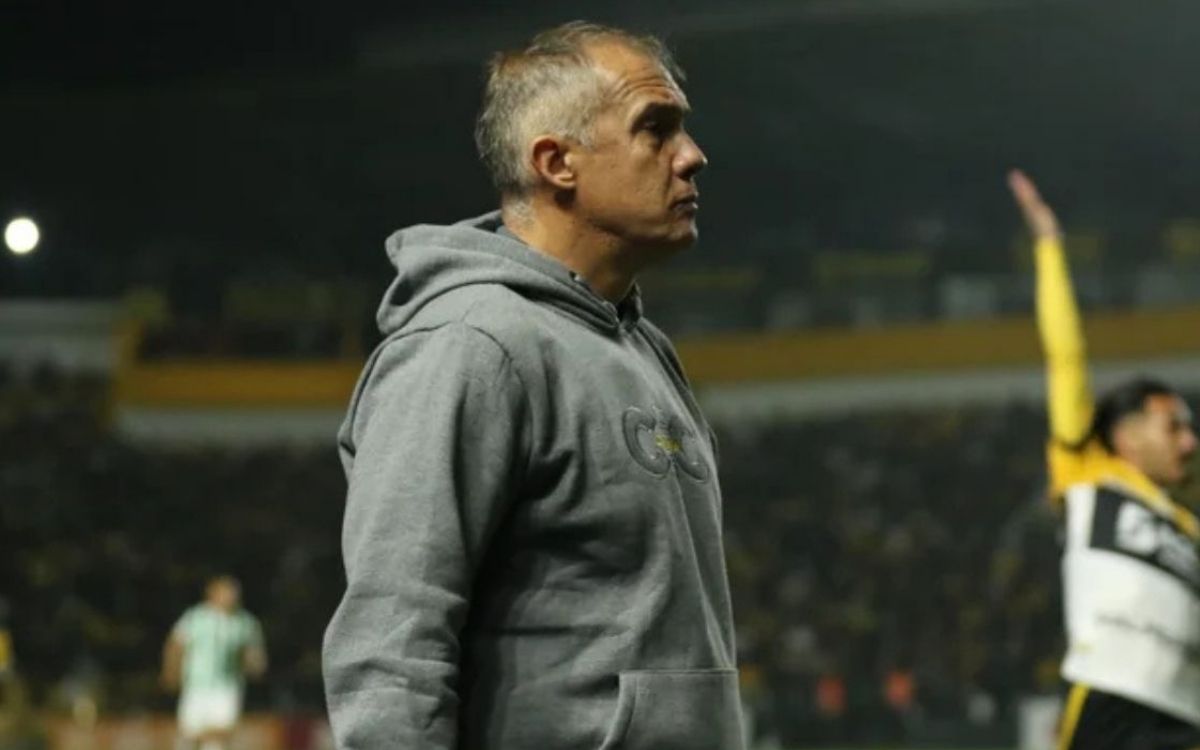 Eduardo Baptista deixa o Criciúma após 3ª derrota seguida e assume o Internacional