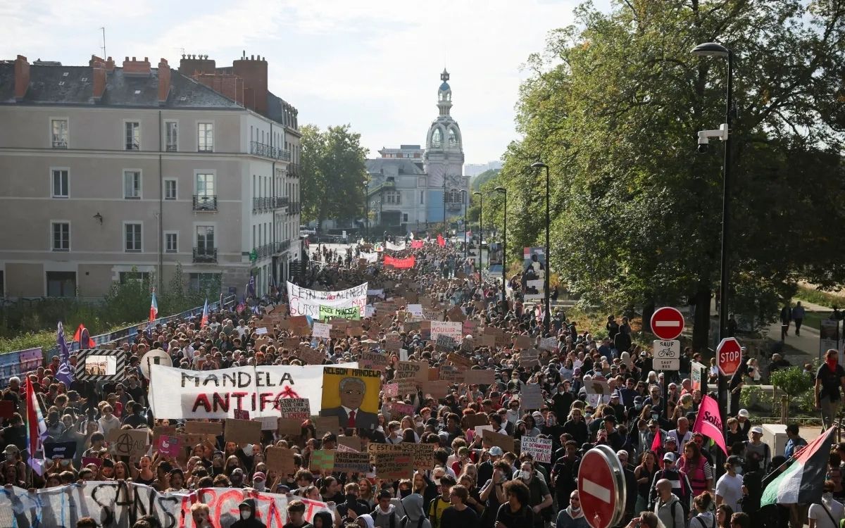 Cidadãos se mobilizam para limpar áreas atingidas por protestos na França