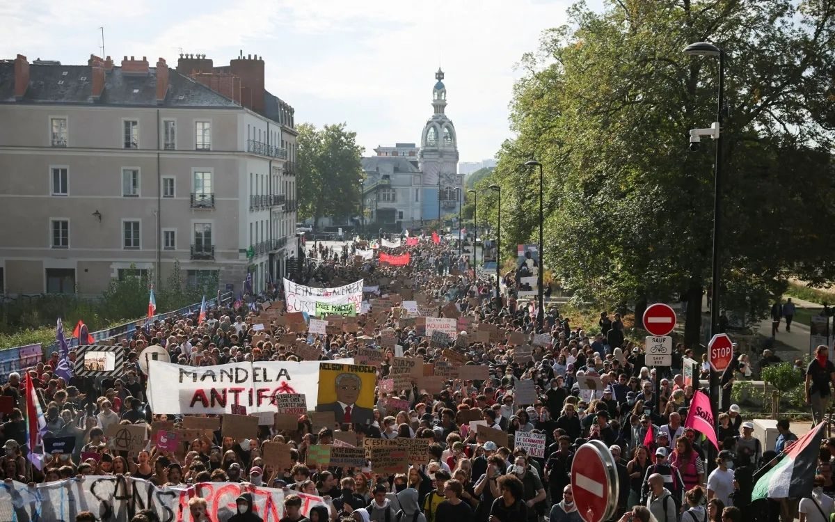Cidadãos se mobilizam para limpar áreas atingidas por protestos na França